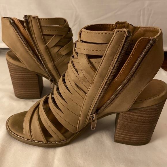 Tan peep toe heel sandals - Picture 2 of 3